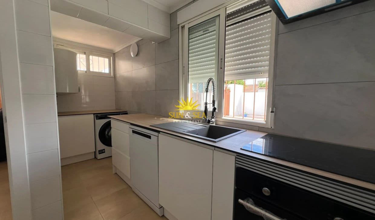 3 Zimmer Villa zu vermieten in Torrevieja mit Pool Garage - 2.000 € (Ref: 10177678)