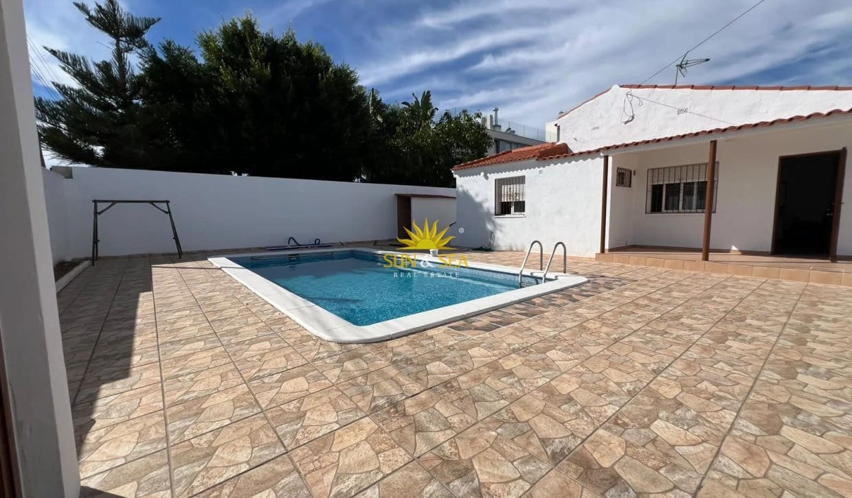 3 Zimmer Villa zu vermieten in Torrevieja mit Pool Garage - 2.000 € (Ref: 10177678)