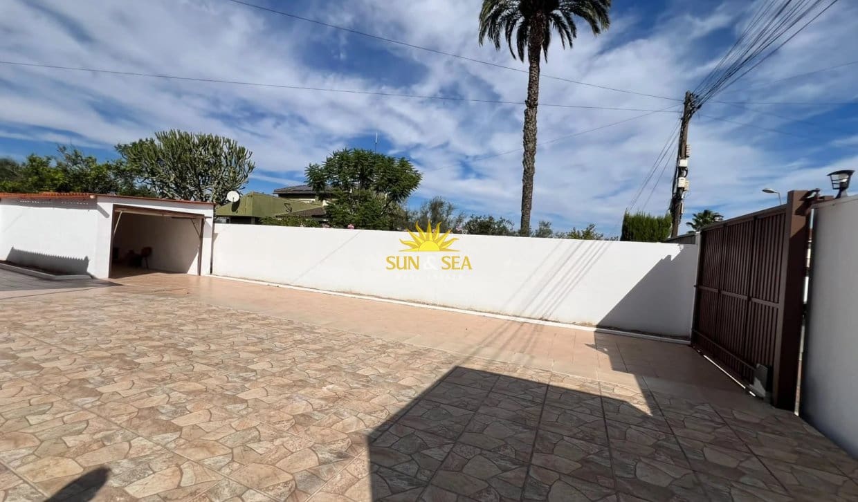 3 Zimmer Villa zu vermieten in Torrevieja mit Pool Garage - 2.000 € (Ref: 10177678)