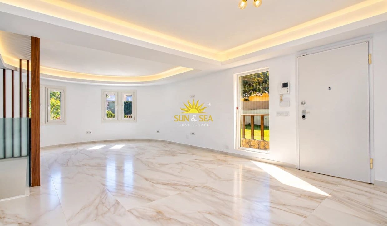 Chalet de 3 habitaciones en El Chaparral en venta con piscina garaje - 665.000 € (Ref: 10179397)