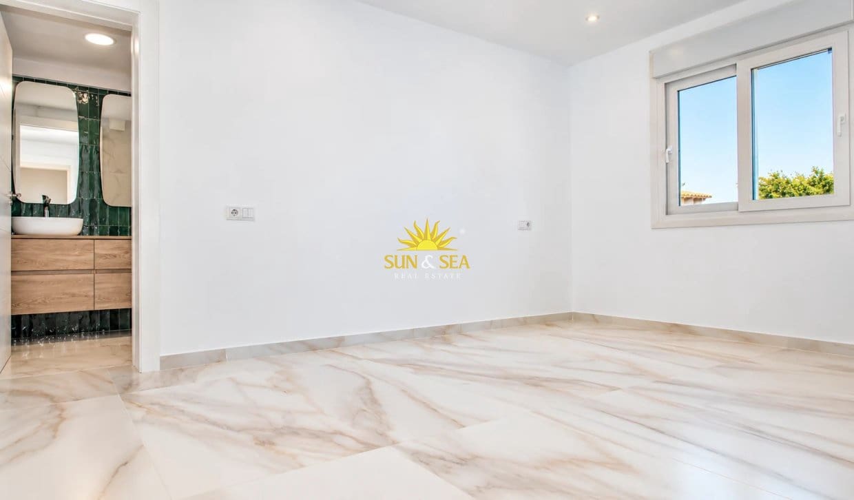 Chalet de 3 habitaciones en El Chaparral en venta con piscina garaje - 665.000 € (Ref: 10179397)