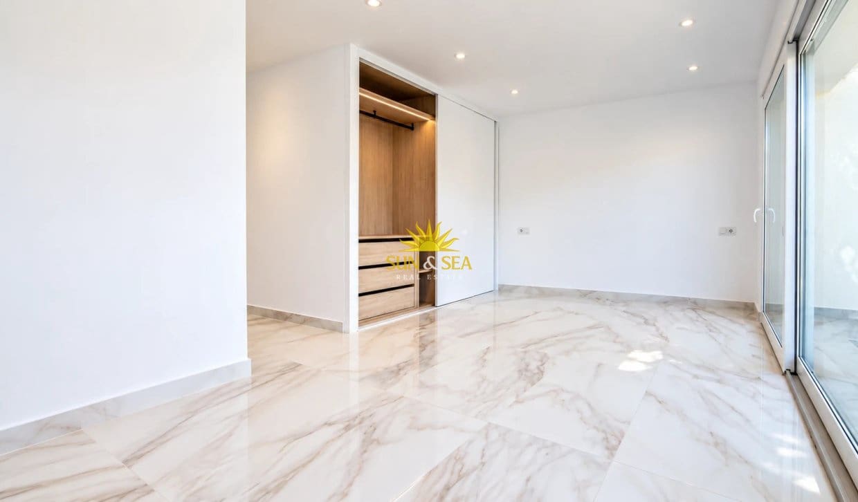 Chalet de 3 habitaciones en El Chaparral en venta con piscina garaje - 665.000 € (Ref: 10179397)