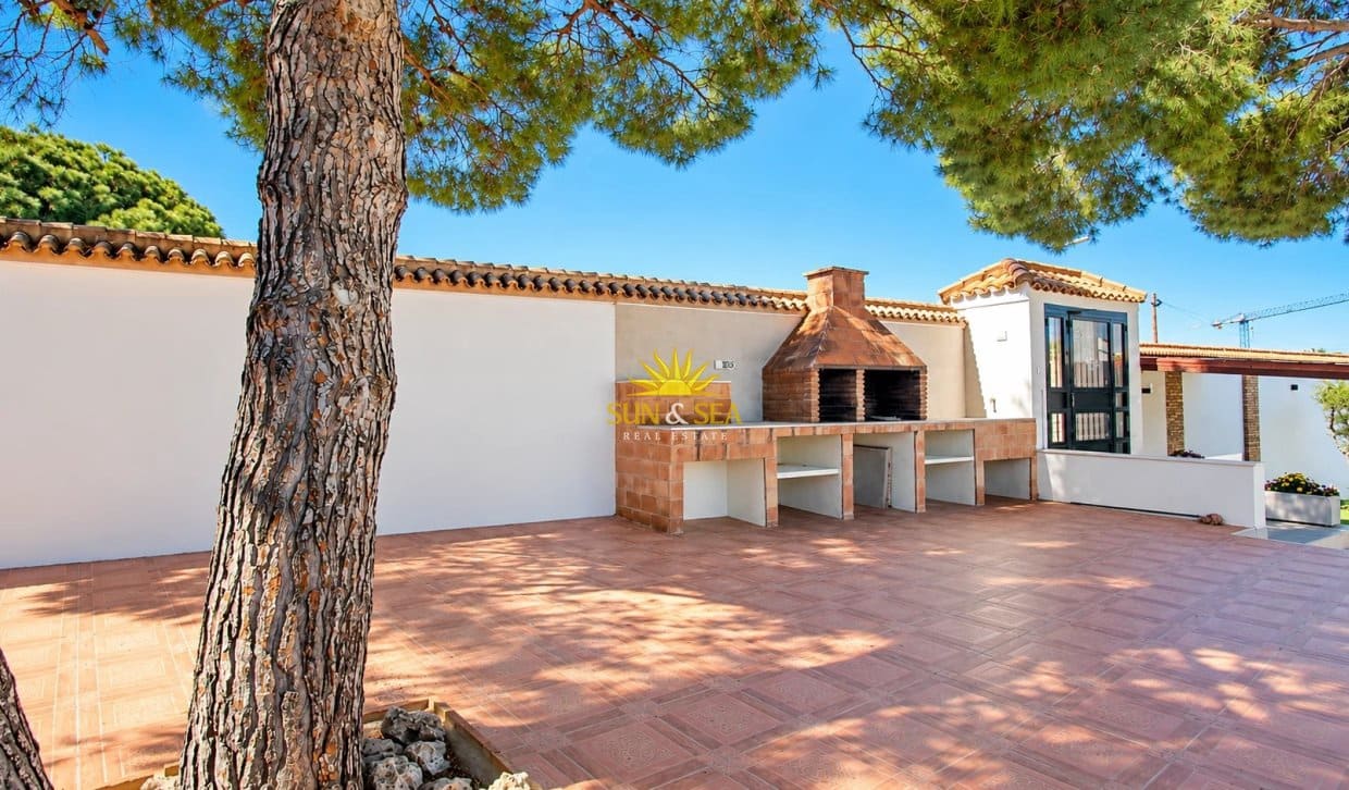 Chalet de 3 habitaciones en El Chaparral en venta con piscina garaje - 665.000 € (Ref: 10179397)