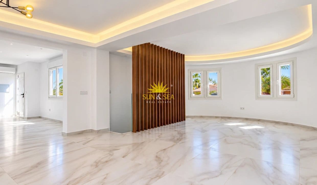 Chalet de 3 habitaciones en El Chaparral en venta con piscina garaje - 665.000 € (Ref: 10179397)