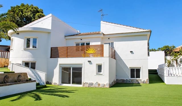 Chalet de 3 habitaciones en El Chaparral, Torrevieja en venta con piscina garaje - 665.000 € (Ref: 10179397)