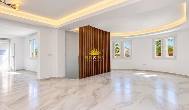 Chalet de 3 habitaciones en El Chaparral, Torrevieja en venta con piscina garaje - 665.000 € (Ref: 10179397)