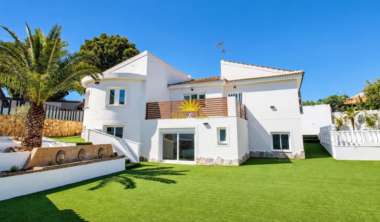 Chalet de 3 habitaciones en El Chaparral en venta con piscina garaje - 665.000 € (Ref: 10179397)