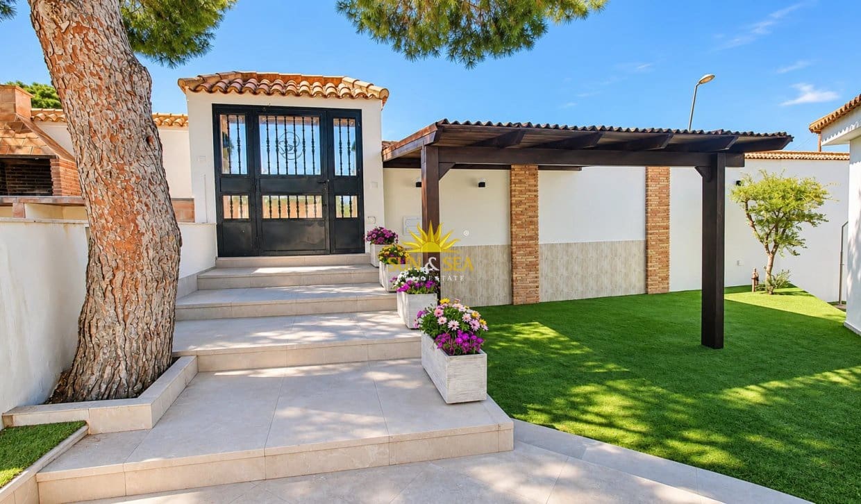 Chalet de 3 habitaciones en El Chaparral en venta con piscina garaje - 665.000 € (Ref: 10179397)