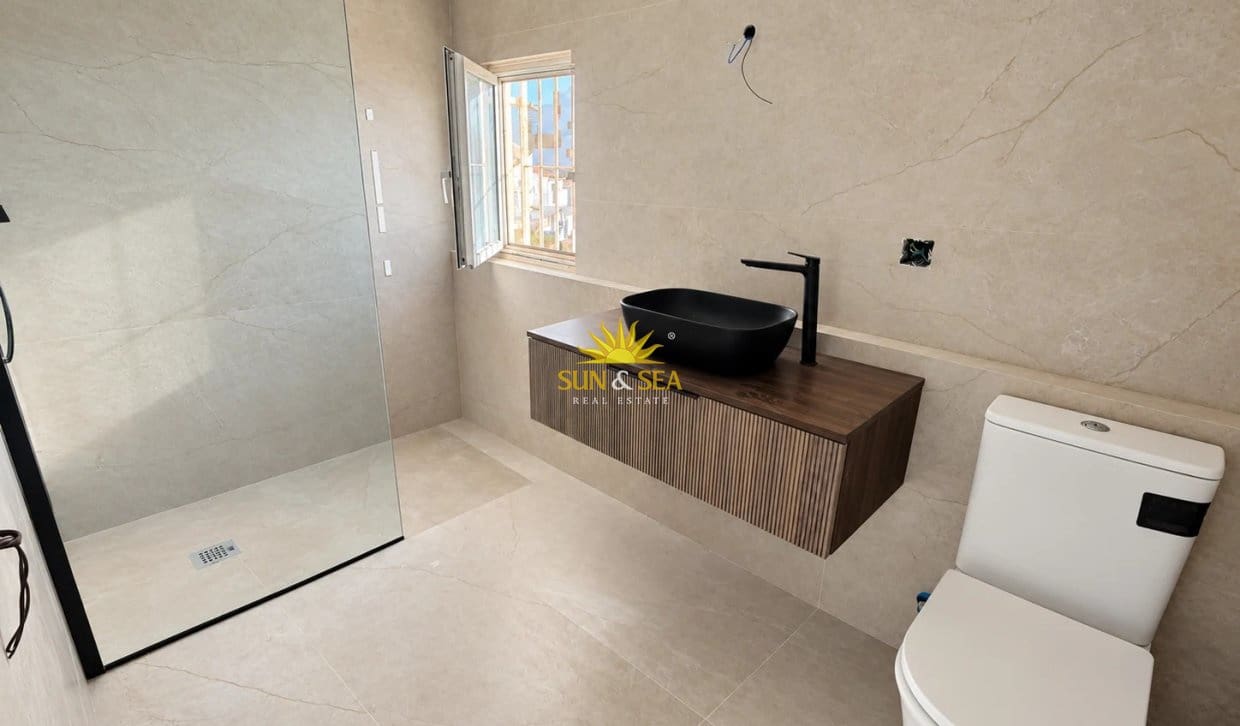 4 sypialnia Willa na sprzedaż w Orihuela Costa z basenem garażem - 315 000 € (Ref: 10180928)