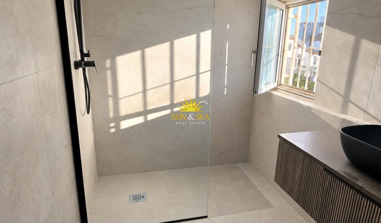 4 sypialnia Willa na sprzedaż w Orihuela Costa z basenem garażem - 315 000 € (Ref: 10180928)
