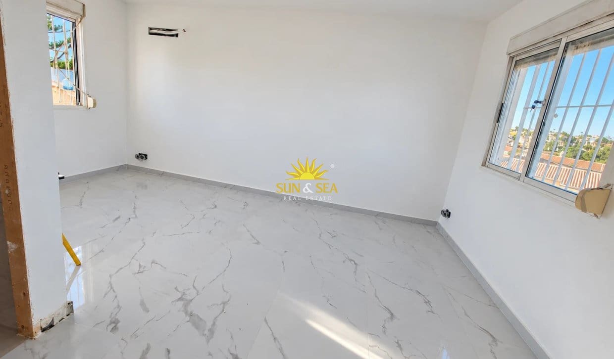 4 sypialnia Willa na sprzedaż w Orihuela Costa z basenem garażem - 315 000 € (Ref: 10180928)