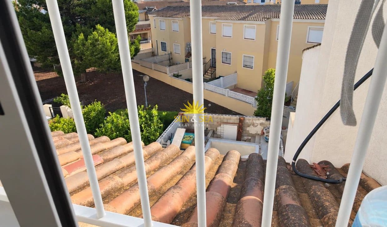 4 sypialnia Willa na sprzedaż w Orihuela Costa z basenem garażem - 315 000 € (Ref: 10180928)
