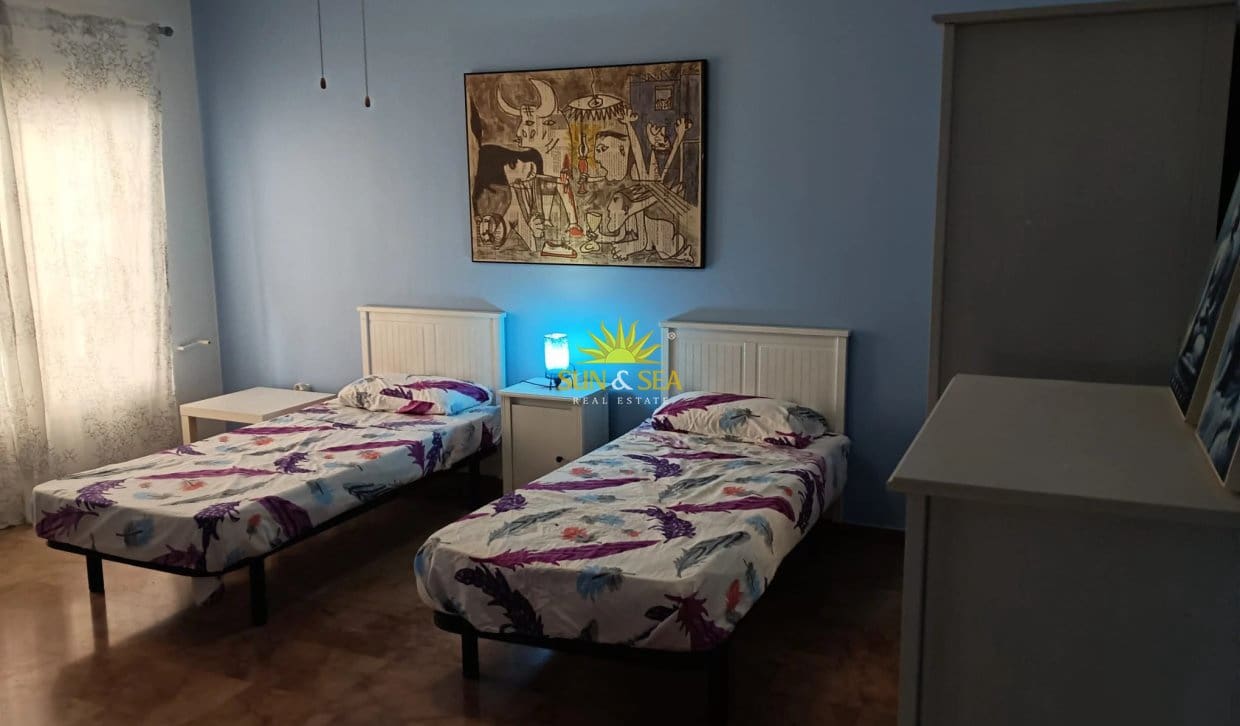 3 soveværelse Lejlighed til leje i La Manga del Mar Menor med swimmingpool garage - € 850 (Ref: 10182226)