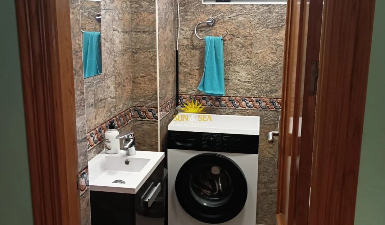 3 soveværelse Lejlighed til leje i La Manga del Mar Menor med swimmingpool garage - € 850 (Ref: 10182226)
