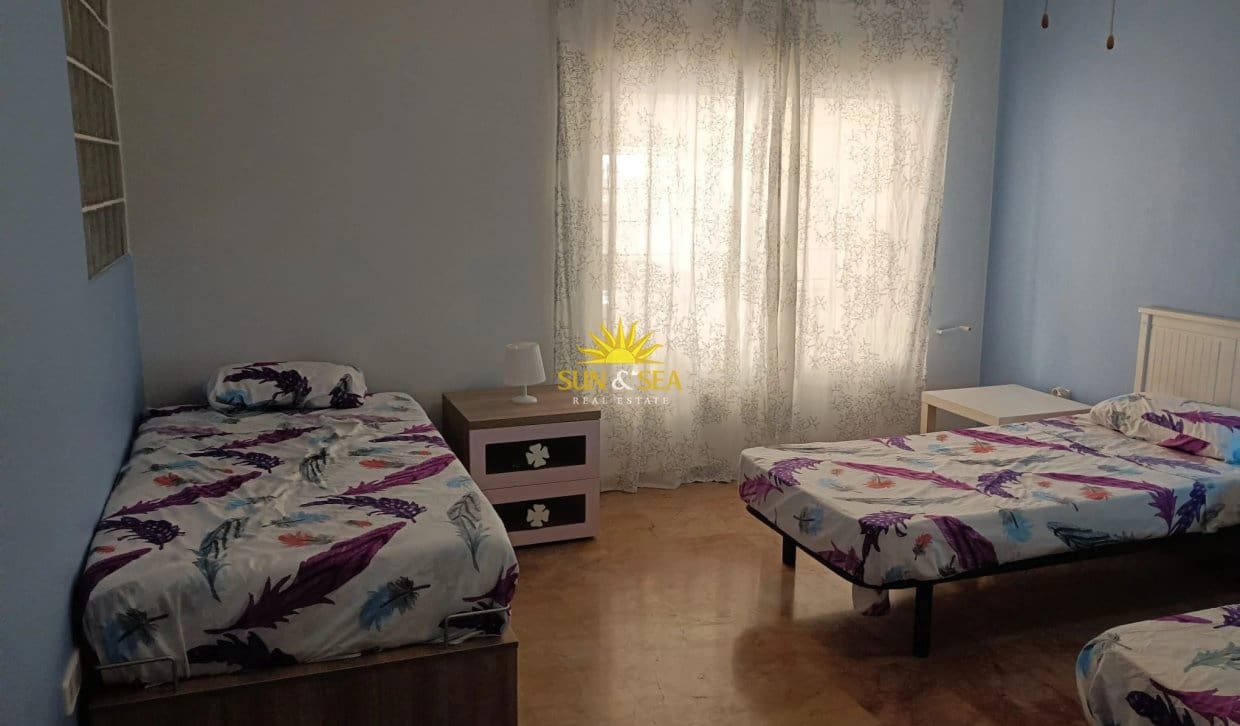 3 soveværelse Lejlighed til leje i La Manga del Mar Menor med swimmingpool garage - € 850 (Ref: 10182226)