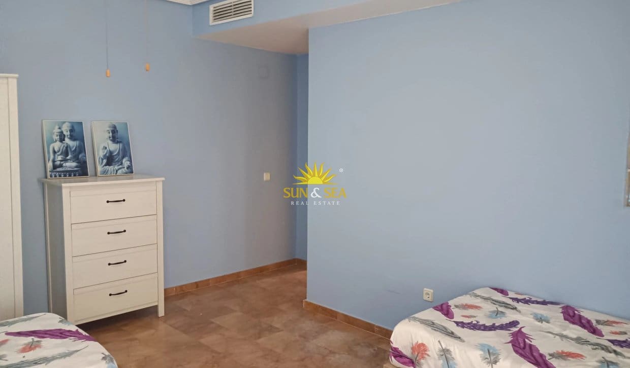 3 soveværelse Lejlighed til leje i La Manga del Mar Menor med swimmingpool garage - € 850 (Ref: 10182226)
