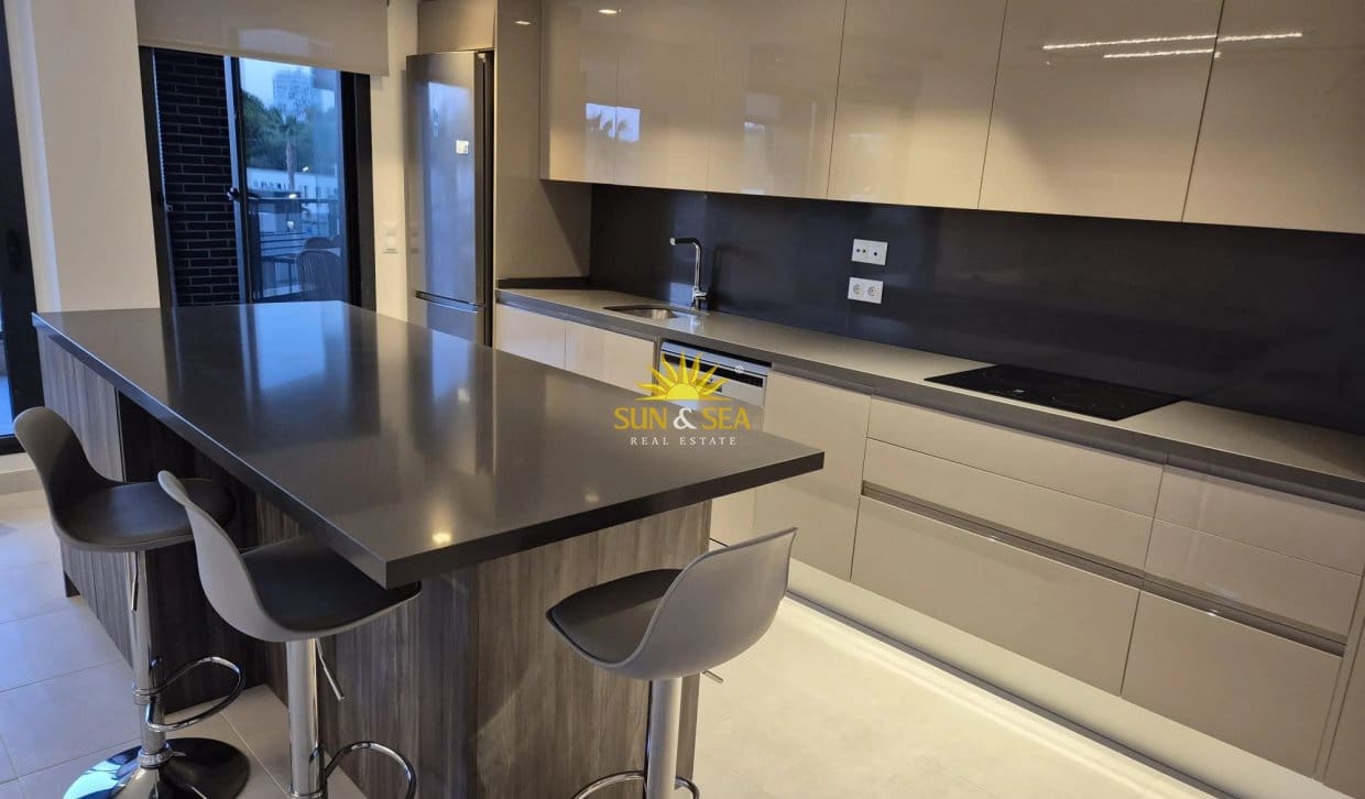3 sovrum Lägenhet för semesterbostäder i Alicante stad med pool garage - 2 500 € (Ref: 10183261)
