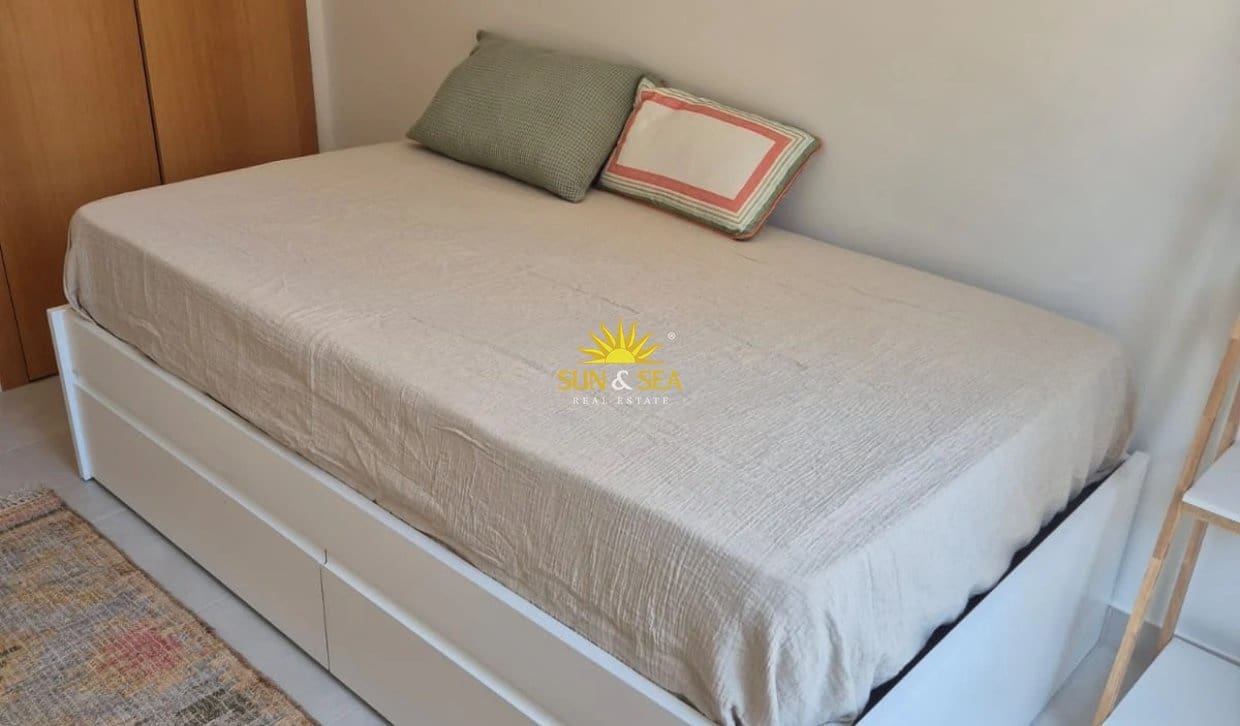 3 sovrum Lägenhet för semesterbostäder i Alicante stad med pool garage - 2 500 € (Ref: 10183261)