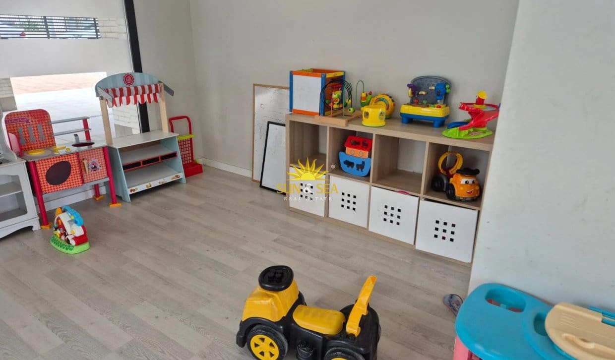 3 sovrum Lägenhet för semesterbostäder i Alicante stad med pool garage - 2 500 € (Ref: 10183261)