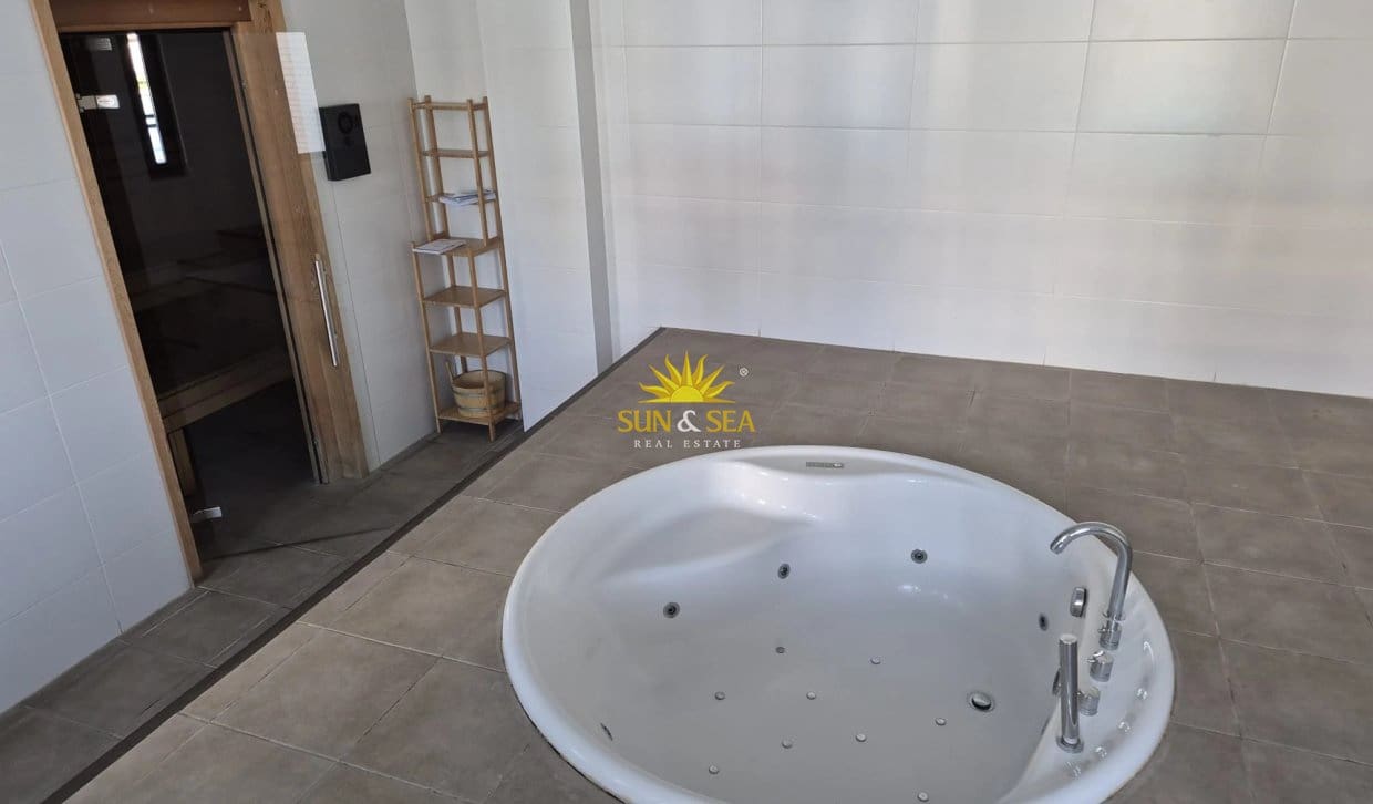 3 sovrum Lägenhet för semesterbostäder i Alicante stad med pool garage - 2 500 € (Ref: 10183261)