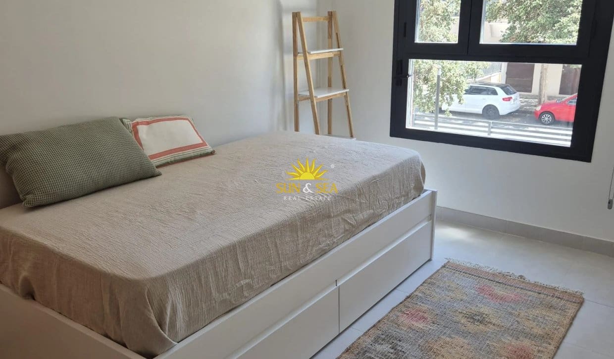 3 sovrum Lägenhet för semesterbostäder i Alicante stad med pool garage - 2 500 € (Ref: 10183261)
