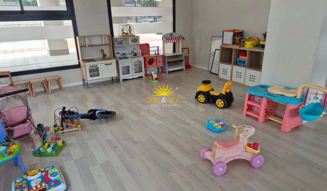 3 sovrum Lägenhet för semesterbostäder i Alicante stad med pool garage - 2 500 € (Ref: 10183261)