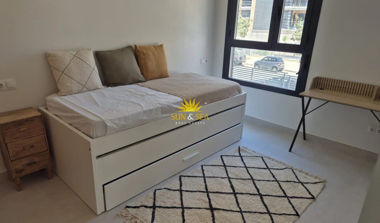 3 sovrum Lägenhet för semesterbostäder i Alicante stad med pool garage - 2 500 € (Ref: 10183261)