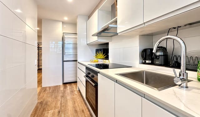 4 quarto Apartamento para arrendar em Dehesa de Campoamor, Orihuela com garagem - 1 250 € (Ref: 10183671)