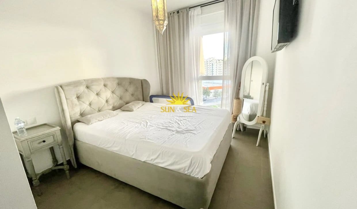 2 slaapkamer Appartement voor vakantieverhuur in Alicante stad met zwembad garage - € 1.550 (Ref: 10185308)