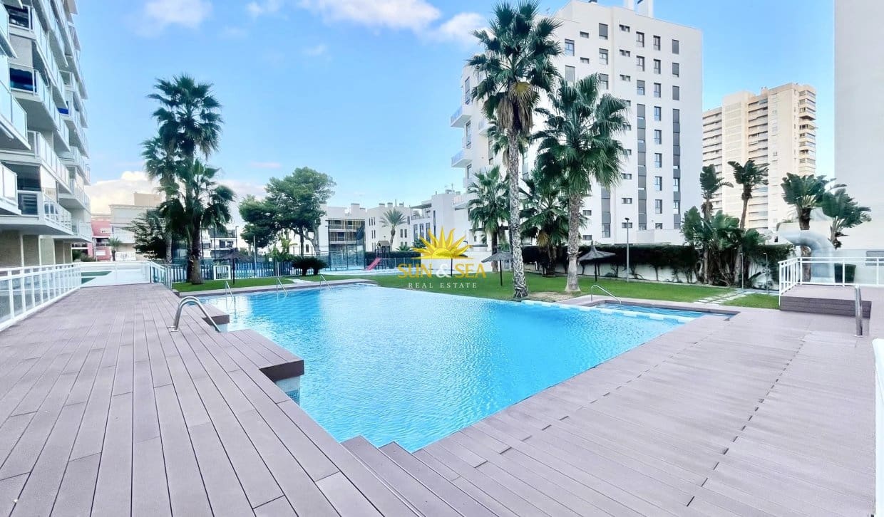 2 slaapkamer Appartement voor vakantieverhuur in Alicante stad met zwembad garage - € 1.550 (Ref: 10185308)
