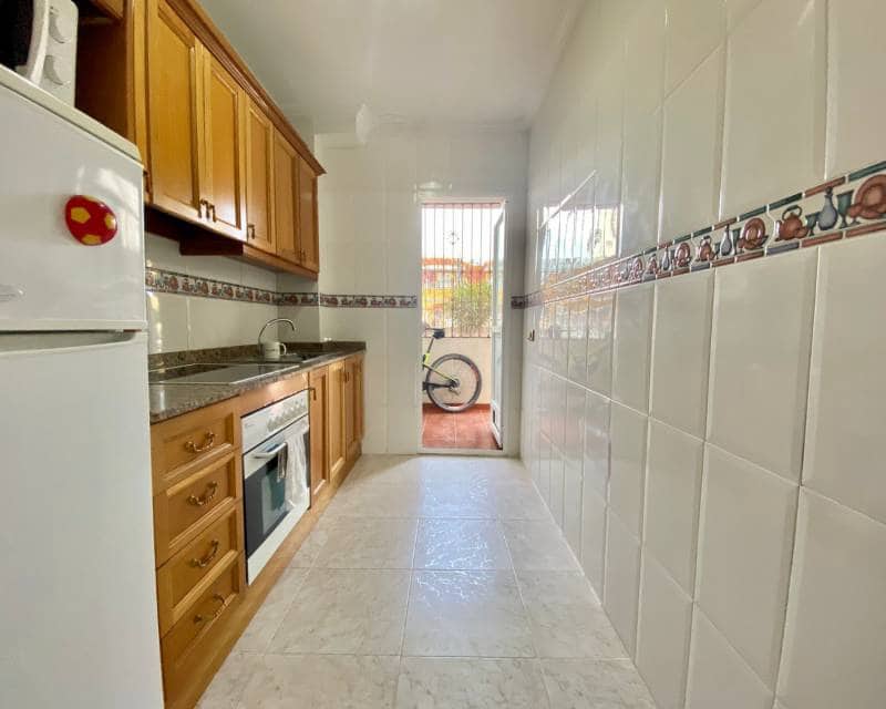 2 bedroom Apartment for rent in Torrevieja with pool garage - € 750 (Ref: 6123112)
