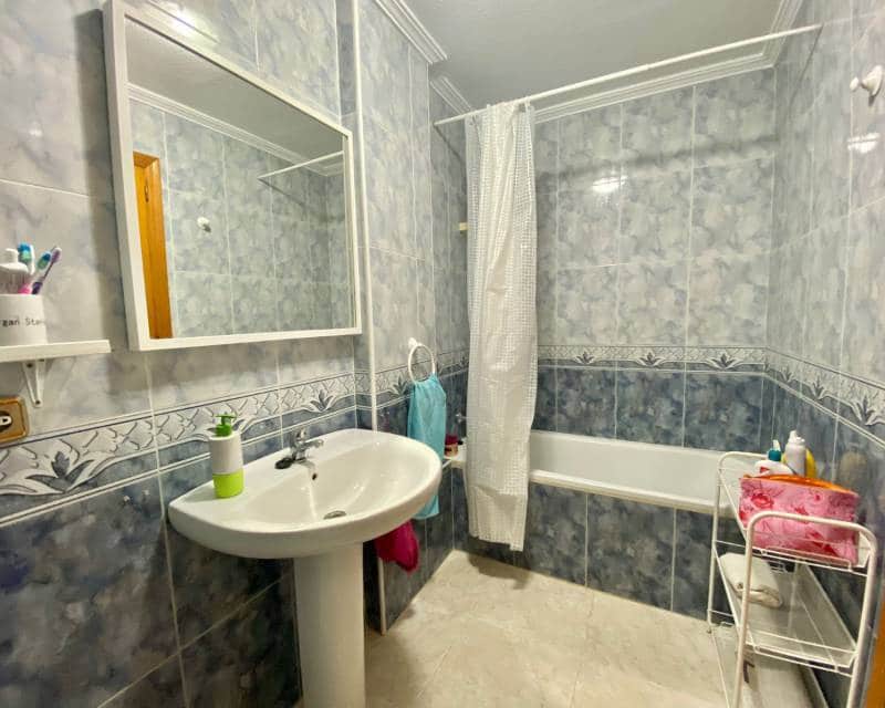 2 bedroom Apartment for rent in Torrevieja with pool garage - € 750 (Ref: 6123112)