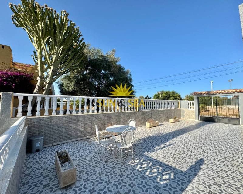 Chalet de 2 habitaciones en Torrevieja en alquiler con garaje - 900 € (Ref: 6208301)