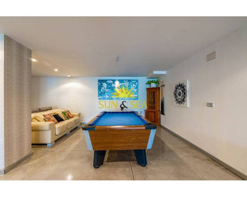 5 soveværelse Villa til leje i Torrevieja med swimmingpool garage - € 6.000 (Ref: 6926655)