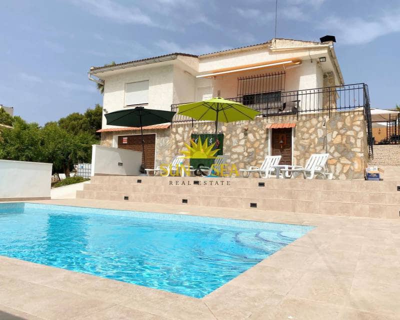 Chalet de 4 habitaciones en Torrevieja en alquiler con piscina garaje - 2.100 € (Ref: 7264265)