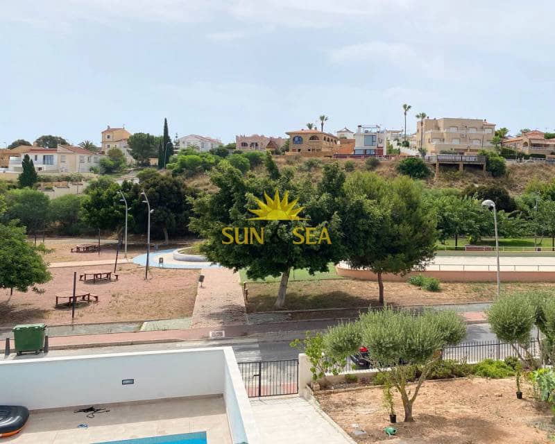 Chalet de 4 habitaciones en Torrevieja en alquiler con piscina garaje - 2.100 € (Ref: 7264265)