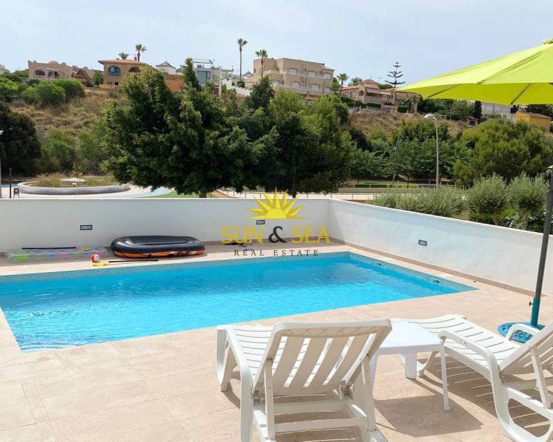 Chalet de 4 habitaciones en Torrevieja en alquiler con piscina garaje - 2.100 € (Ref: 7264265)