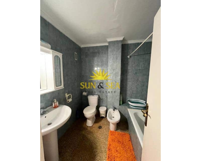 Apartamento de 2 habitaciones en Torrevieja en alquiler con piscina - 800 € (Ref: 7392083)