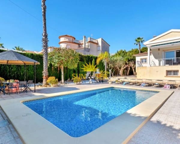 4 soveværelse Villa til leje i Pueblo, Calpe / Calp med swimmingpool garage - € 3.000 (Ref: 7562241)