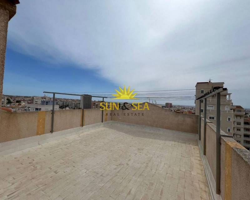 2 slaapkamer Appartement te huur in Torrevieja met zwembad - € 650 (Ref: 7776981)