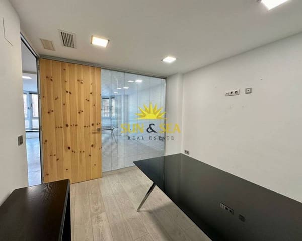 Kaupallinen vuokrattavana paikassa Centro - Muelle Pesquero, Torrevieja - 1 000 € (Ref: 7829671)