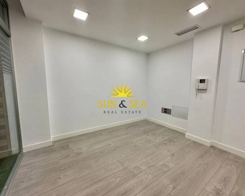 Commercial for rent in Torrevieja - € 1,000 (Ref: 7829671)