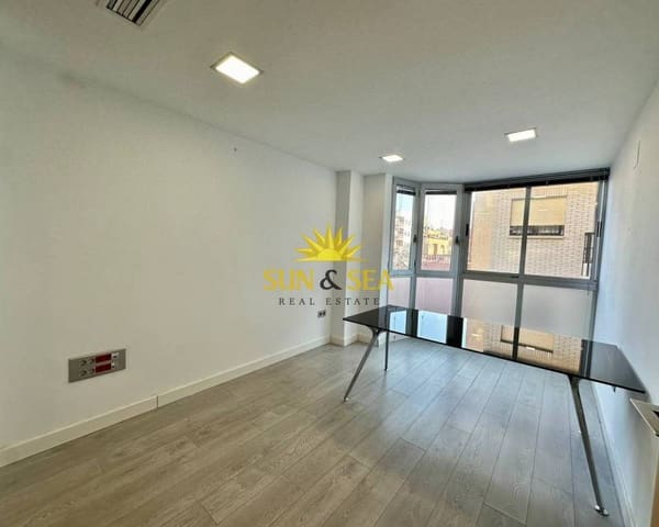 Kaupallinen vuokrattavana paikassa Centro - Muelle Pesquero, Torrevieja - 1 000 € (Ref: 7829671)