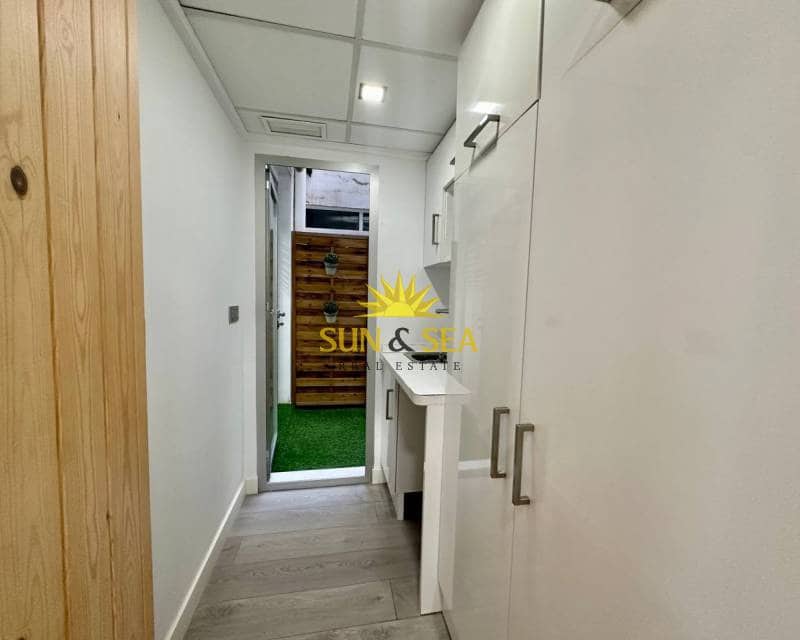 Commercial for rent in Torrevieja - € 1,000 (Ref: 7829671)