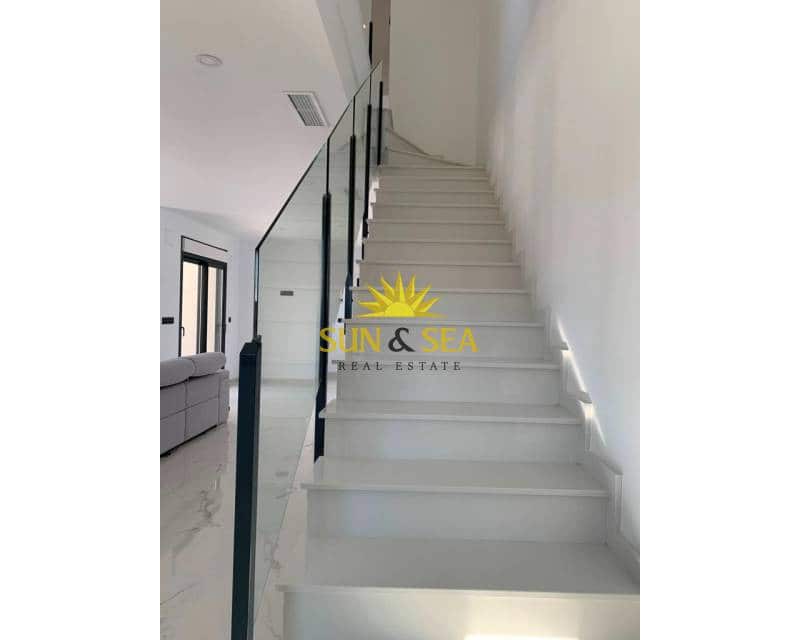 4 Zimmer Villa zu verkaufen in Pinoso mit Pool - 518.000 € (Ref: 7992210)