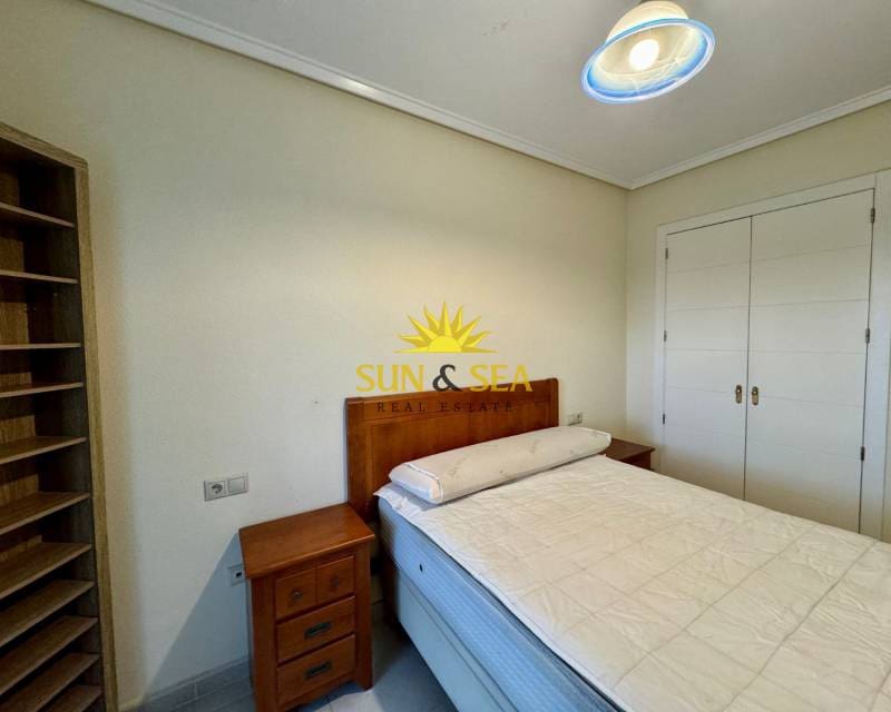 Ático de 3 habitaciones en Guardamar del Segura en alquiler con piscina garaje - 700 € (Ref: 8046605)