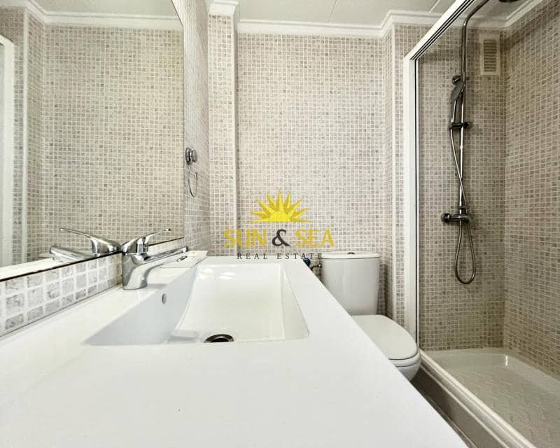 Appartement de 2 chambres à louer à Torrevieja avec piscine - 1 100 € (Ref: 8133221)