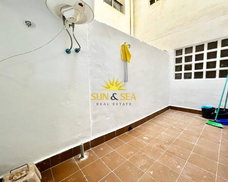 Appartement de 2 chambres à louer à Torrevieja avec piscine - 1 100 € (Ref: 8133221)