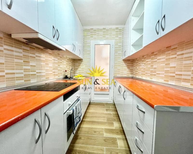 Appartement de 2 chambres à louer à Torrevieja avec piscine - 1 100 € (Ref: 8133221)