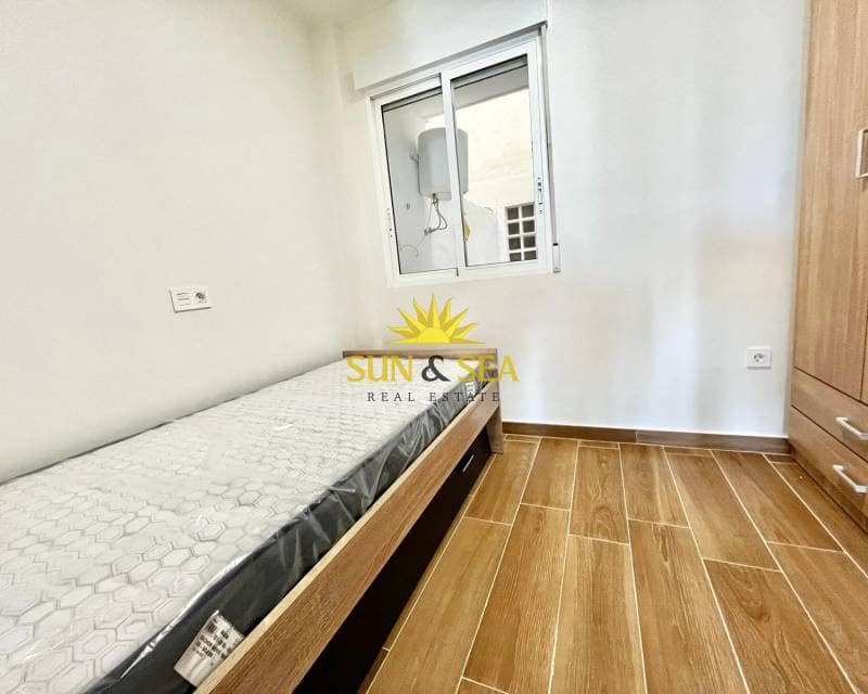 Appartement de 2 chambres à louer à Torrevieja avec piscine - 1 100 € (Ref: 8133221)